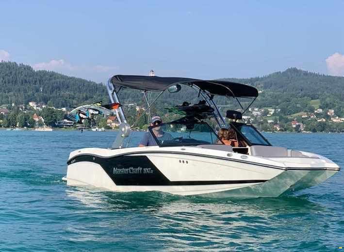 Mastercraft NXT 22 on Lake Austin